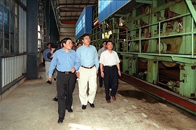 2000年9月19日，时任浙江省委书记张德江一行视察公司
