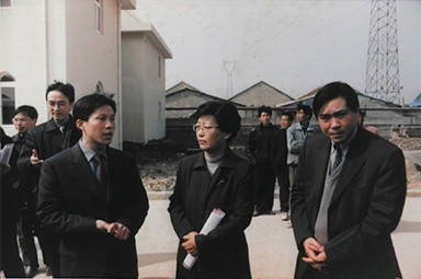2001年2月20日，时任国家环保局副局长汪纪戎一行视察公司