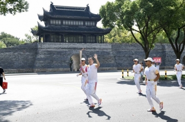 笑脸与热情刷屏！这名火炬手是bwin必赢亚洲官方网站人！