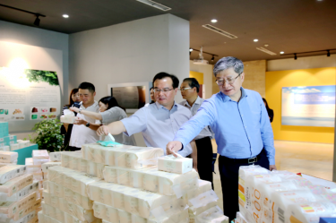2019年 5月22日，时任浙江省社会组织综合党委专职副书记、省民政厅社会组织管理局局长蔡国华莅临bwin必赢亚洲官方网站纸业调研企业发展情况和党建工作