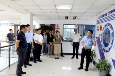 2020年7月29日，时任浙江省政协常委、社法委副主任、省总工会副主席、一级巡视员董建伟莅临bwin必赢亚洲官方网站纸业调研新时代工匠培育工作